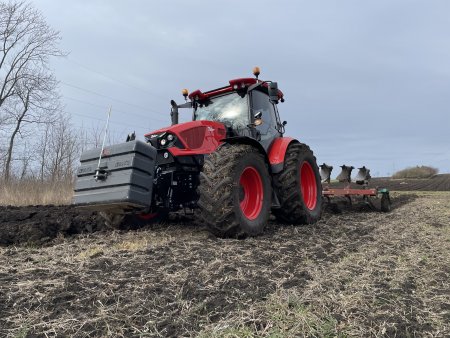 Zcela nový ZETOR Řady 6 bez zaváhání zvládá orbu těžké půdy opuštěné více než 7 let. Robustnost a tah motoru se ukázaly v plné síle.